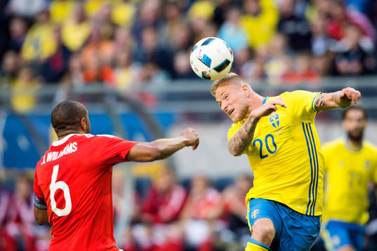 Sveriges John Guidetti och Wales Ashley Williams