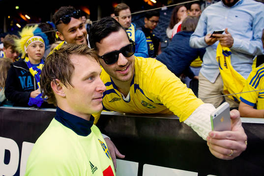 Sveriges Kim Källström tar en bild med ett fan