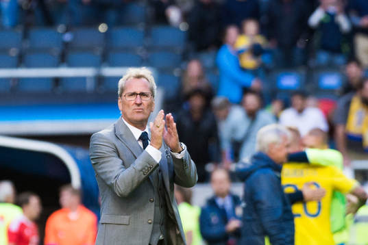 Sveriges förbundskapten Erik Hamrén applåderar mot