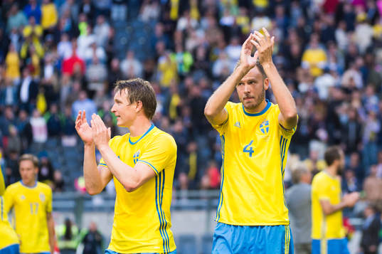 Sveriges Andreas Granqvist och Kim Källström tackar