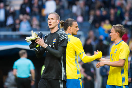 Sveriges målvakt Robin Olsen tackar publiken och  Ludwig