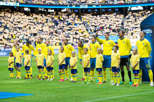 Sveriges spelare ställer upp för nationalsången