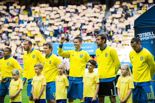 Sveriges spelare ställer upp för nationalsång och Mikael