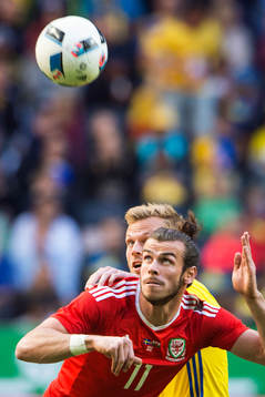 Wales Gareth Bale och Sveriges Sebastian Larsson i en