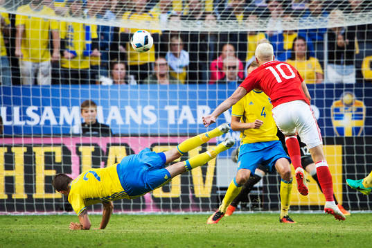 Wales Aaron Ramsey skjuter ett skott medan Sveriges Mikael