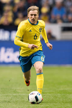 Sveriges Emil Forsberg med bollen