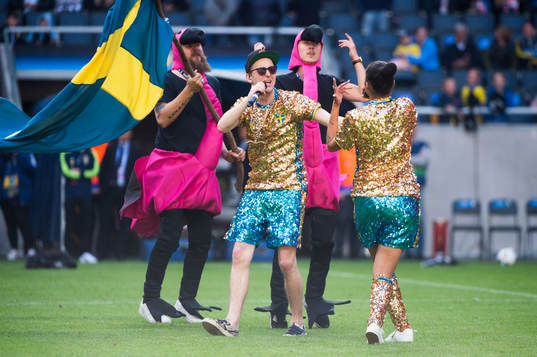 Frej Larsson och Joy framför EM-låten "Mitt Team" i