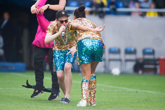 Frej Larsson och Joy framför EM-låten "Mitt Team" i