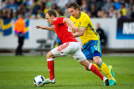 Sveriges Kim Källström jagar Wales David Vaughan