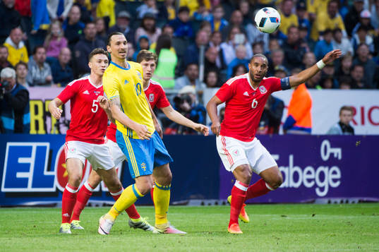 Sveriges Zlatan Ibrahimovic och Wales James Chester och