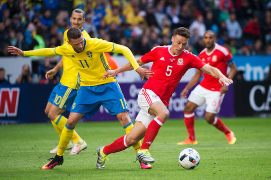 Sveriges Marcus Berg och James Chester i kamp om bollen