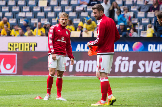 Wales George Williams och Paul Dummet värmer upp