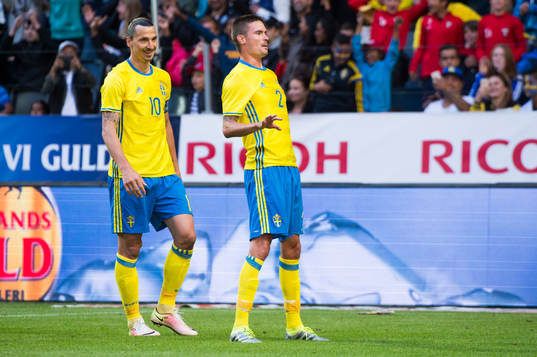 Sveriges Mikael Lustig och Zlatan Ibrahimovic jublar
