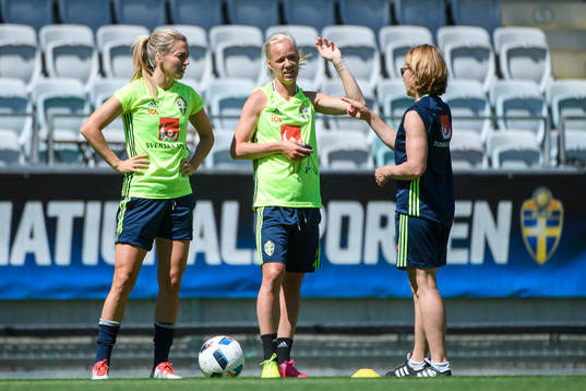 Linda Sembrant, Caroline Seger och sjukgymnast Annica