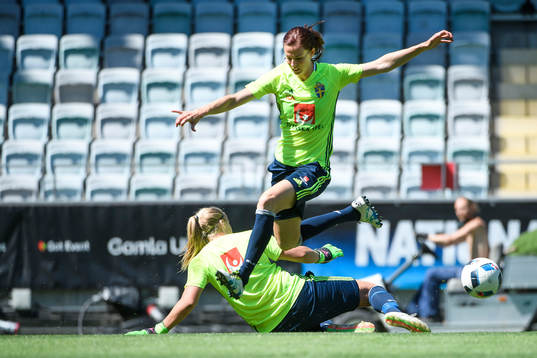 Målvakt Hilda Carlén och Lotta Schelin