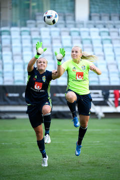 Målvakt Hilda Carlén och Stina Blackstenius