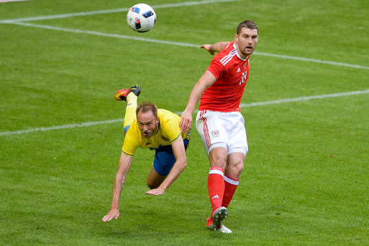 Sveriges Andreas Granqvist och Wales Sam Vokes