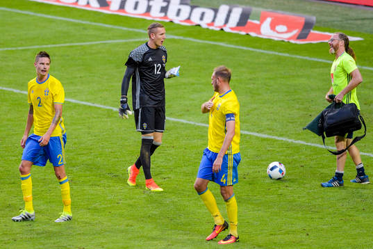 Sveriges målvakt Robin Olsen har ont