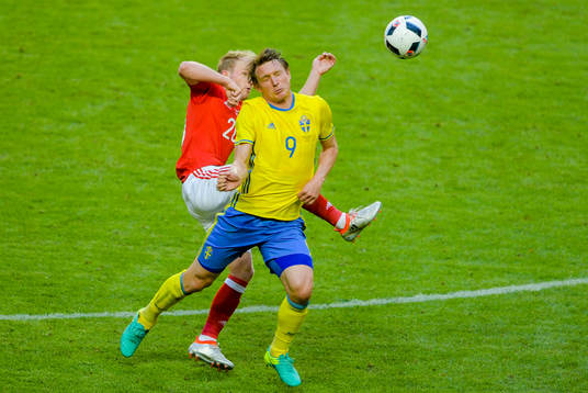 Sveriges Kim Källström och Wales Jonathan Williams