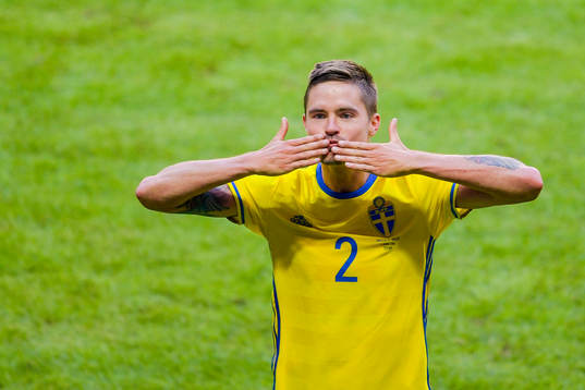 Sveriges Mikael Lustig tackar publiken