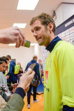 Sveriges målvakt Andreas Isaksson blir intervjuad av media