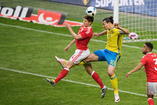 Wales Ben Davies i en nickduell mot Sveriges Zlatan