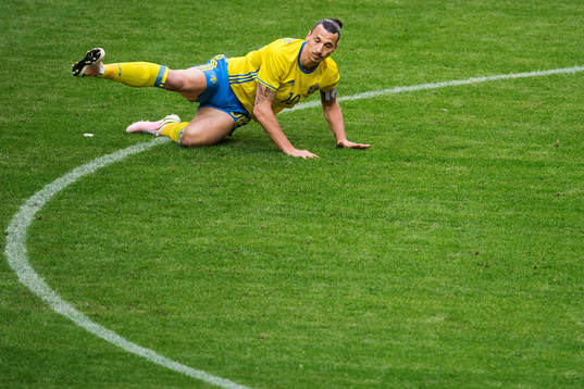 Sveriges Zlatan Ibrahimovic faller
