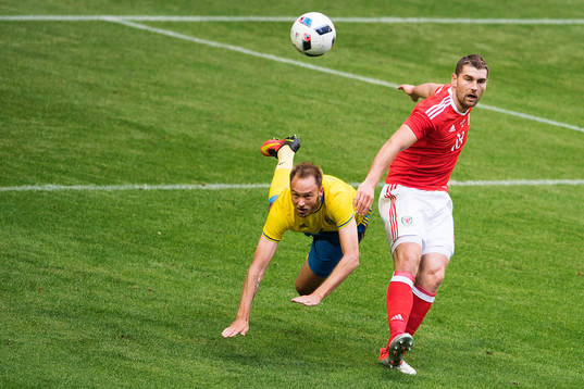 Sveriges Andreas Granqvist och Wales Sam Vokes