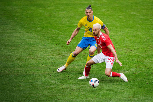 Sveriges Zlatan Ibrahimovic mot Wales Aaron Ramsey