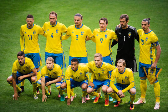 Sveriges spelare ställer upp för en lagbild