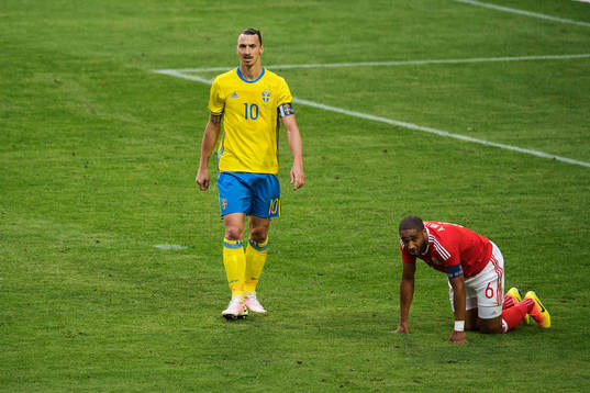 Sveriges Zlatan Ibrahimovic och Wales Ashley Williams