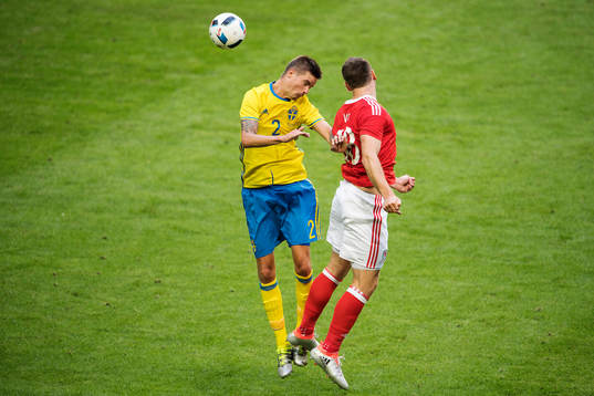 Sveriges Mikael Lustig och Wales Sam Vokes