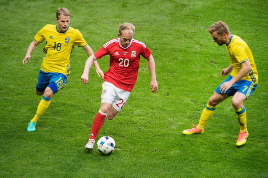 Sveriges Oscar Lewicki och Sebastian Larsson utmanar Wales