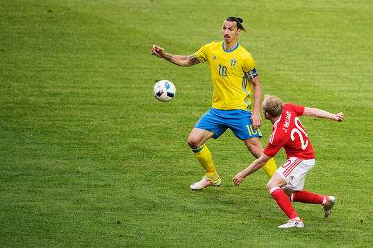 Sveriges Zlatan Ibrahimovic och Wales Jonathan Williams