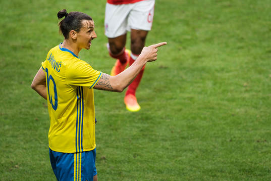 Sveriges Zlatan Ibrahimovic ropar mot domaren