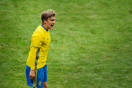 Sveriges Emil Forsberg reagerar mot domaren