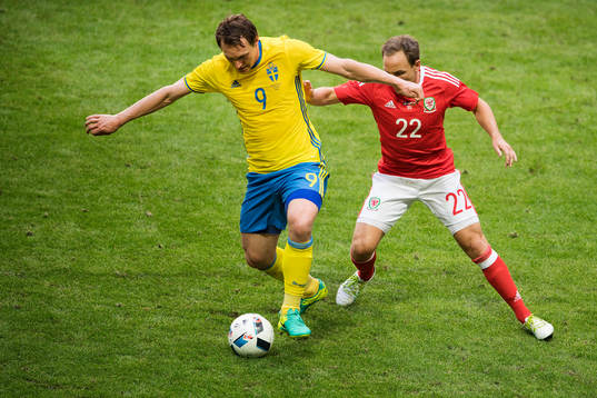 Sveriges Kim Källström och Wales David Vaughan