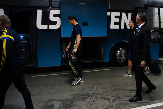 Sveriges Zlatan Ibrahimovic lämnar arenan