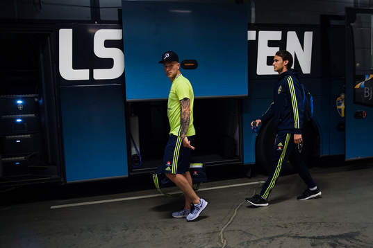 Sveriges John Guidetti och Albin Ekdal  lämnar arenan