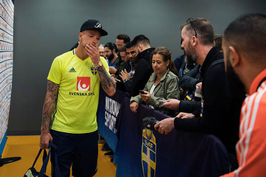 Sveriges John Guidetti i mixade zonen