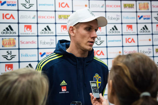 Sveriges målvakt Robin Olsen  mixade zonen