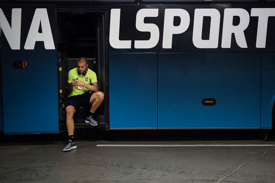Sveriges Victor Nilsson Lindelöf väntar på bussen