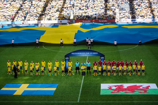Sverige och Wales spelare står uppställda för
