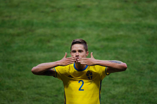 Sveriges Mikael Lustig jublar