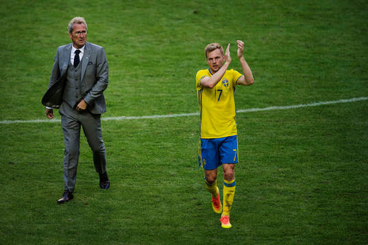 Sveriges förbundskapten Erik Hamrén och Sebastian Larsson