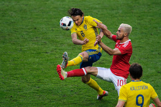 Sveriges Albin Ekdal och Wales Aaron Ramsey