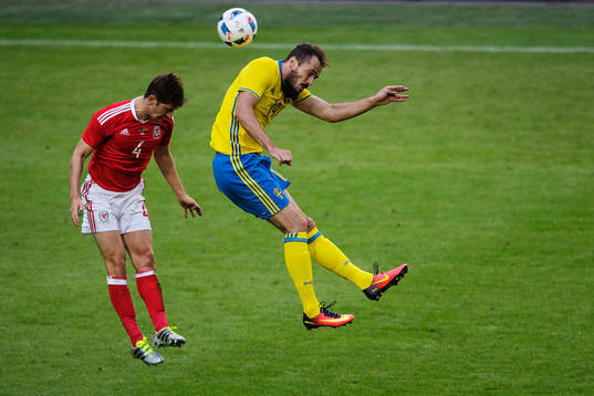 Wales Ben Davies och Sveriges Emir Kujovic