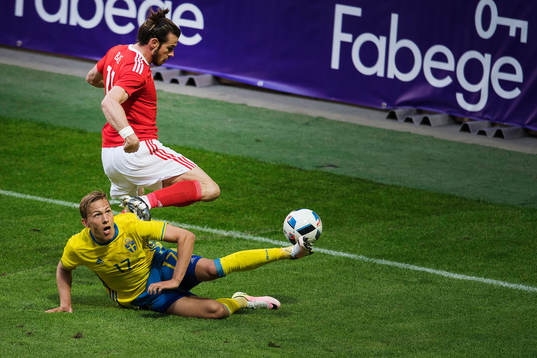 Sveriges Ludwig Augustinsson med en brytning på Wales