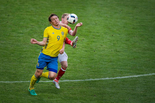 Sveriges Kim Källström i en duell mot Wales Jonathan