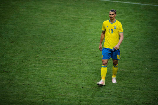 Sveriges Zlatan Ibrahimovic byts ut